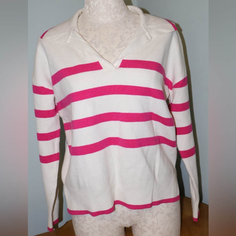 Max Studio Pink and White V-Neck Sweater, Large